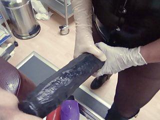 Herrin mit dem umschnaller in den Arsch gefistet