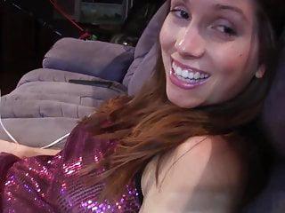 Frau setzt ihrem Mann die hörner auf