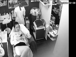 Die Fotze in der Umkleidekabine gefickt