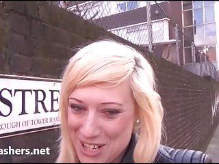 Schöne Blondine axa Jay masturbiert in der Öffentlichkeit