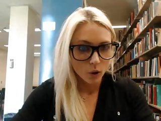 Süsse blonde Studentin zeigt sich in der Bibliothek
