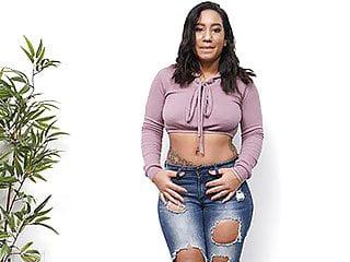 Schönes schwarzhaariges mädel in der hündchenstellung gefickt