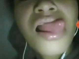 Versaute filippina zeigt ihre Titten vor der Kamera