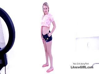 Süße 18 jährige bläst den Schwanz beim Casting - hd Casting