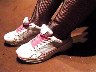 Shoeplay wird in den Arsch gefickt