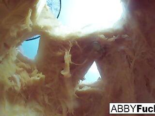 Schöne Brünette Abigail Mac masturbiert mit einem Vibrator