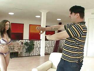 Busige reife Brünette verführt einen jüngeren Kerl