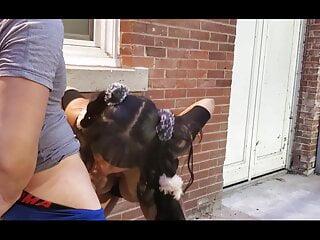 Geile Brünette mit echten dicken Titten beim blasen