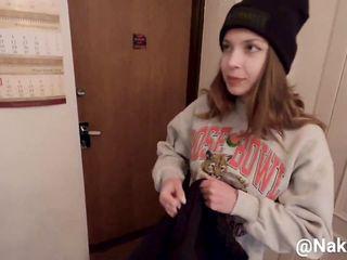 Russische Mädels werden vor der Kamera dominiert