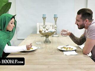 Schöne Teenager Brünette Goldie Summers in der missionarsstellung gefickt