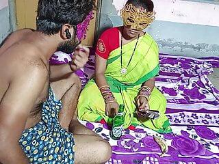 Junge asiatische Schülerin akali doggy style gefickt