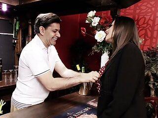 Heiße Brünette wird von hinten gefickt und schluckt