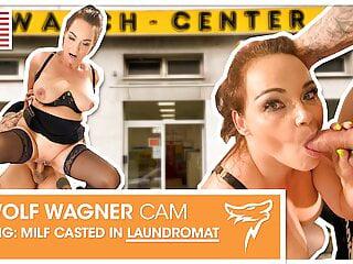 Blowjob in der Öffentlichkeit - Milf bläst und wird angespritzt