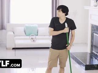 Glücklicher Typ hilft geiler Milf mit großen Titten