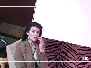 Lusterne Brünette Milf kann drei Schwänzen gleichzeitig umgehen