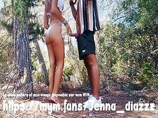 Die unverschämte Jenna lässt es mit einem Unbekannten auf dem Strand krachen