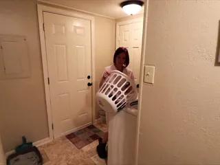 Mutter erwischt Stiefsohn beim wichsen in Höschen