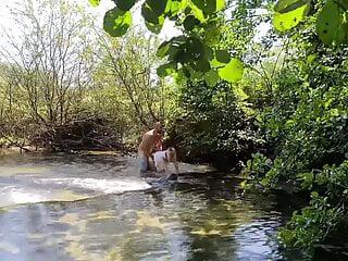 Auf der Wiese in den Arsch gefickt