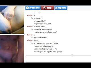 Frau spritzt vor der Webcam während Ehemann filmt