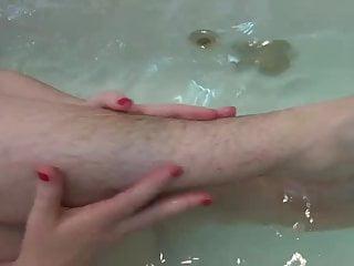 Haarige Fotze masturbiert vor der Kamera