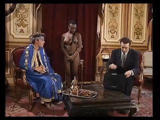 Schwarze und weisse Freundin beim fisten