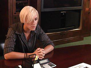 Blonde leckt Brünette füsse bevor sie ficken