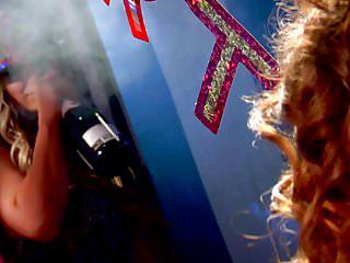 Dickbusige Schlampen lecken sich gegenseitig die Mösen