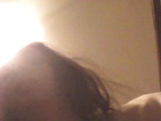 Erotische Brünette streichelt sich selber und masturbiert vor der Kamera