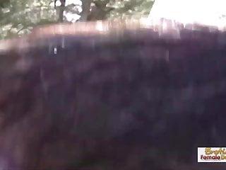 India - Milf India Summer bläst im Auto und wird gefickt