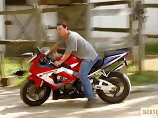 Omas gehört noch immer auf die harten Tour