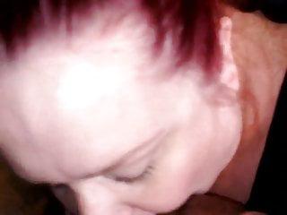 Spiele mit einer Flasche und Schwanz