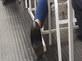 Sexy Blondine gibt Handjob im Klassenzimmer