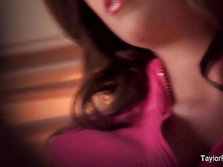 Taylor spielt mit ihrer rosa Reizwäsche