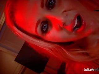 Sexy Milf Julia Ann bläst Schwanz während sie raucht