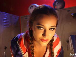 Dani spielt mit sich selbst in der Umkleide