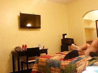 Latina wird von dem Gärtner gefickt