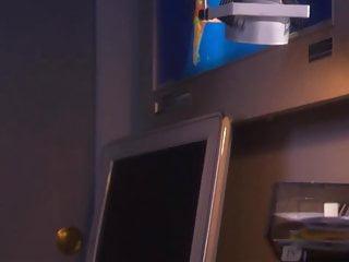 Blondine mit langen Beinen treibt es im Park