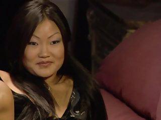 Geile Asiatin reitet einen weissen Schwanz