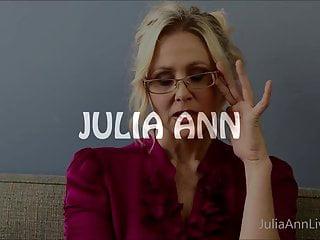 Busige blonde Lehrerin Julia Ann fickt sich selbst
