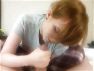 Freundin melkt seinen Schwanz während des Ficks