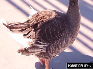 Ebony Frau fickt dicken weissen Schwanz