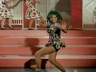 Heisse Araberin tanzt vor der Kamera