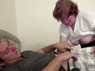 Enkel verführt seine Jungfräulichkeit zum ersten Mal