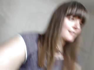 Sie tanzt nackt vor der Kamera