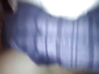 Junge Russin will es in der Toilette