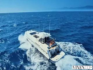 Zwei Freundinnen teilen sich einen Schwanz