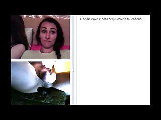 Mädchen schauen sich vor der Webcam an