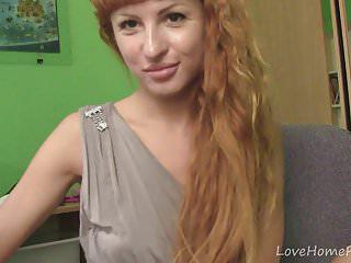 Schöne Brünette Ally masturbiert mit einem Dildo