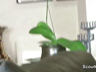 Heisse Milf verführt Fremden zum Fick