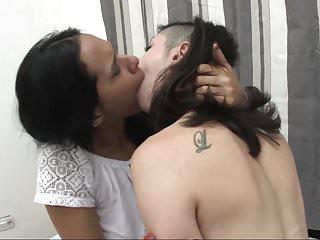 Die wir sind jetzt hier und ich küssen sich - Lesbensex vor der Kamera